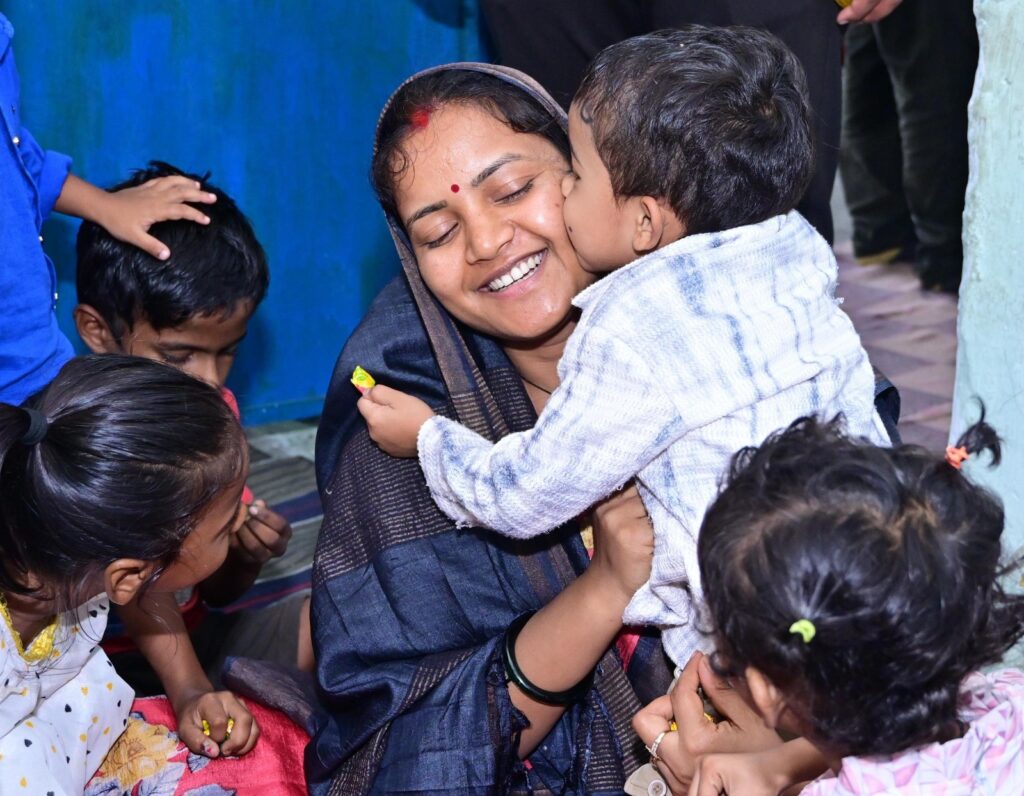 मंत्री लक्ष्मी राजवाड़े ने किया आंगनबाड़ी और प्राथमिक शाला का औचक निरीक्षण, बच्चों के साथ बिताया समय, कहा