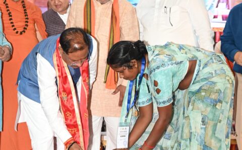 तेंदूपत्ता संग्राहकों के सम्मान में ‘चरण पादुका योजना’ का पुनः शुभारंभ