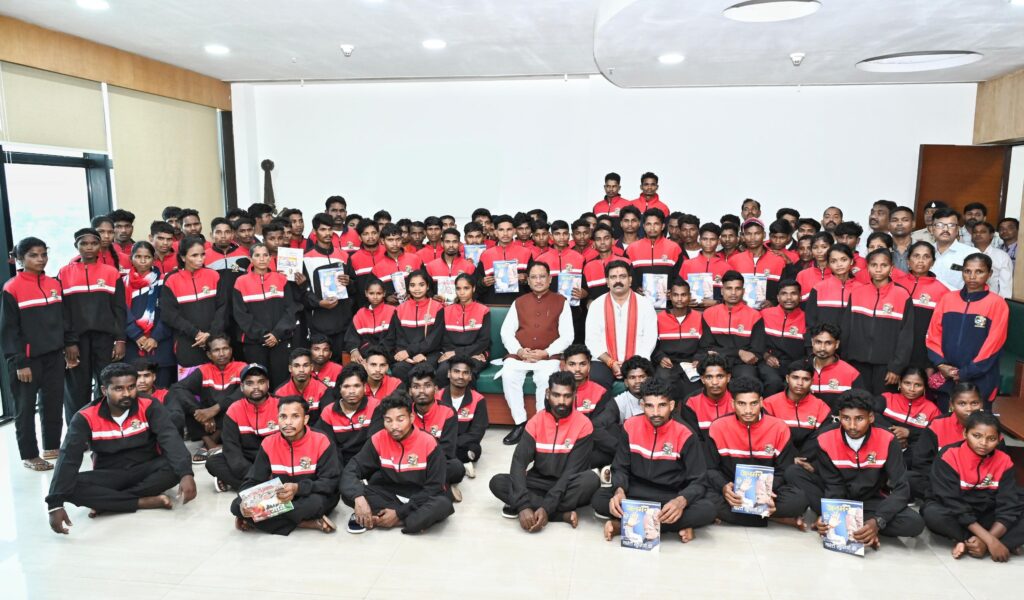 नक्सल प्रभावित सुकमा के युवाओं से मिले मुख्यमंत्री साय, कहा – खूब पढ़ो, आगे बढ़ो, सरकार आपके साथ है