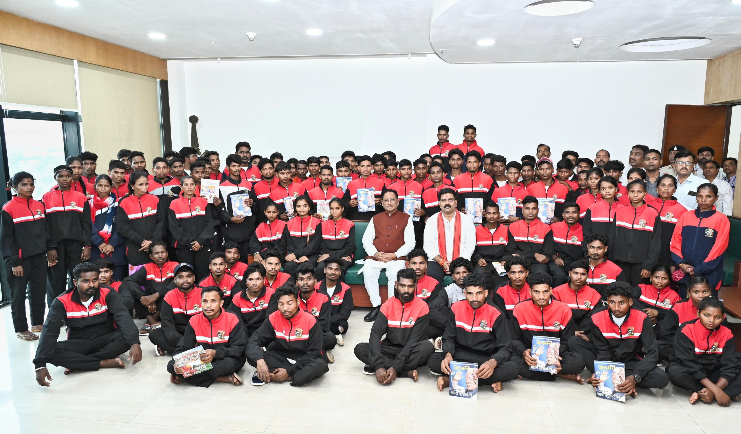 नक्सल प्रभावित सुकमा के युवाओं से मिले मुख्यमंत्री साय, कहा – खूब पढ़ो, आगे बढ़ो, सरकार आपके साथ है