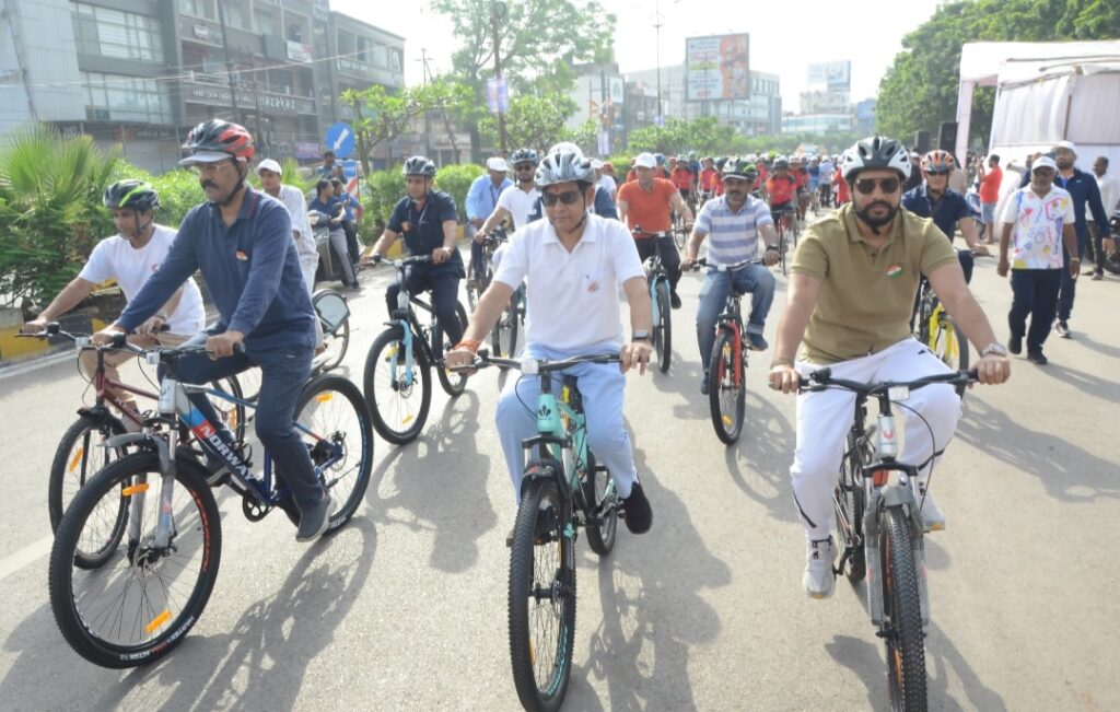 विश्व सायकल दिवस : मंत्री टंक राम वर्मा ने साइकिल चला कर स्वस्थ जीवनशैली अपनाने का दिया संदेश