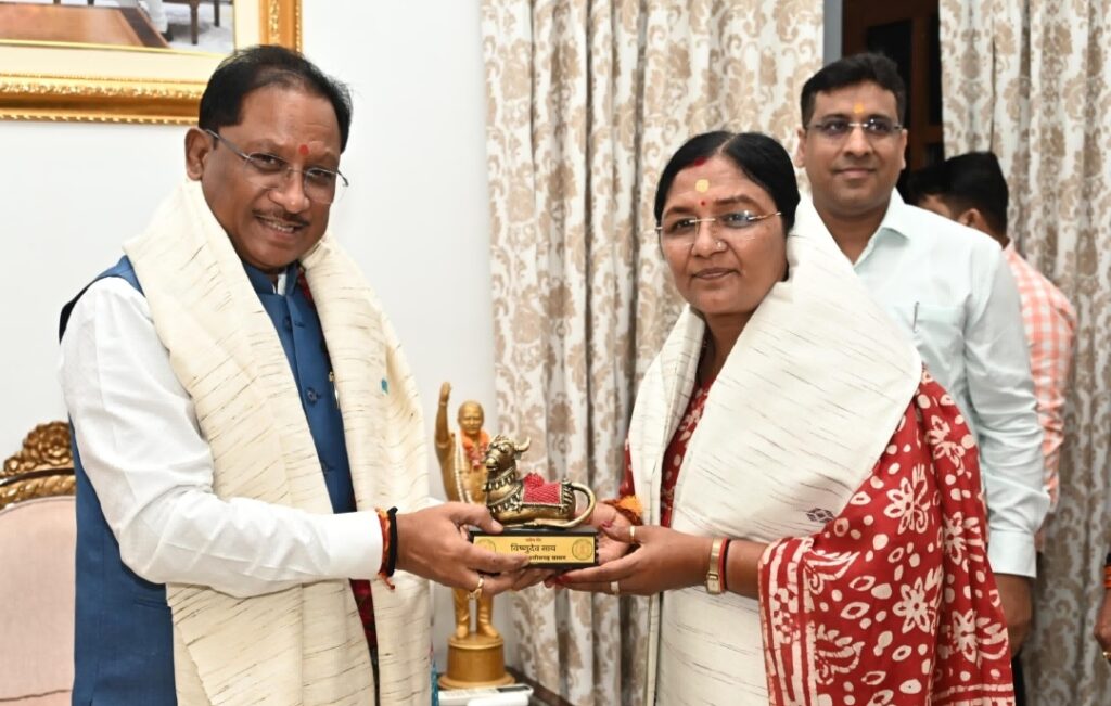 मुख्यमंत्री से केंद्रीय राज्य मंत्री सावित्री ठाकुर ने की मुलाकात, साय ने कहा-महिलाओं और बच्चों को सशक्त बनाने ध्यान दे रही सरकार