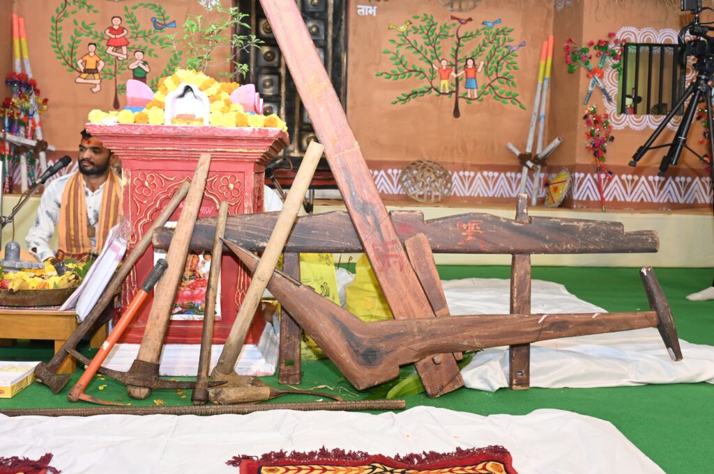 छत्तीसगढ़ी परंपराओं की झलक, पारंपरिक कृषि यंत्रों के साथ बिखरी सांस्कृतिक छटा