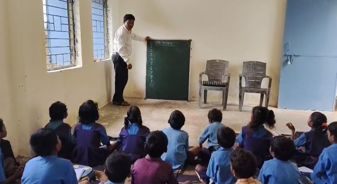 युक्तियुक्तकरण से बदल रही तस्वीर: पाकरगांव का सूना स्कूल बना शिक्षा का प्रेरणास्थल