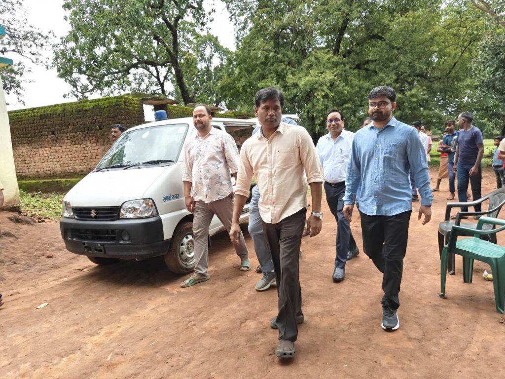 दूरस्थ ग्रामों मे पहुंचे कलेक्टर…, स्वास्थ्य व शिक्षा सेवाओं का किया निरीक्षण