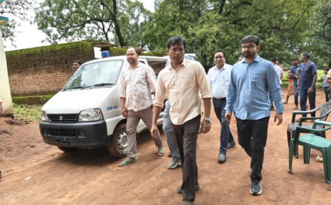 दूरस्थ ग्रामों मे पहुंचे कलेक्टर…, स्वास्थ्य व शिक्षा सेवाओं का किया निरीक्षण