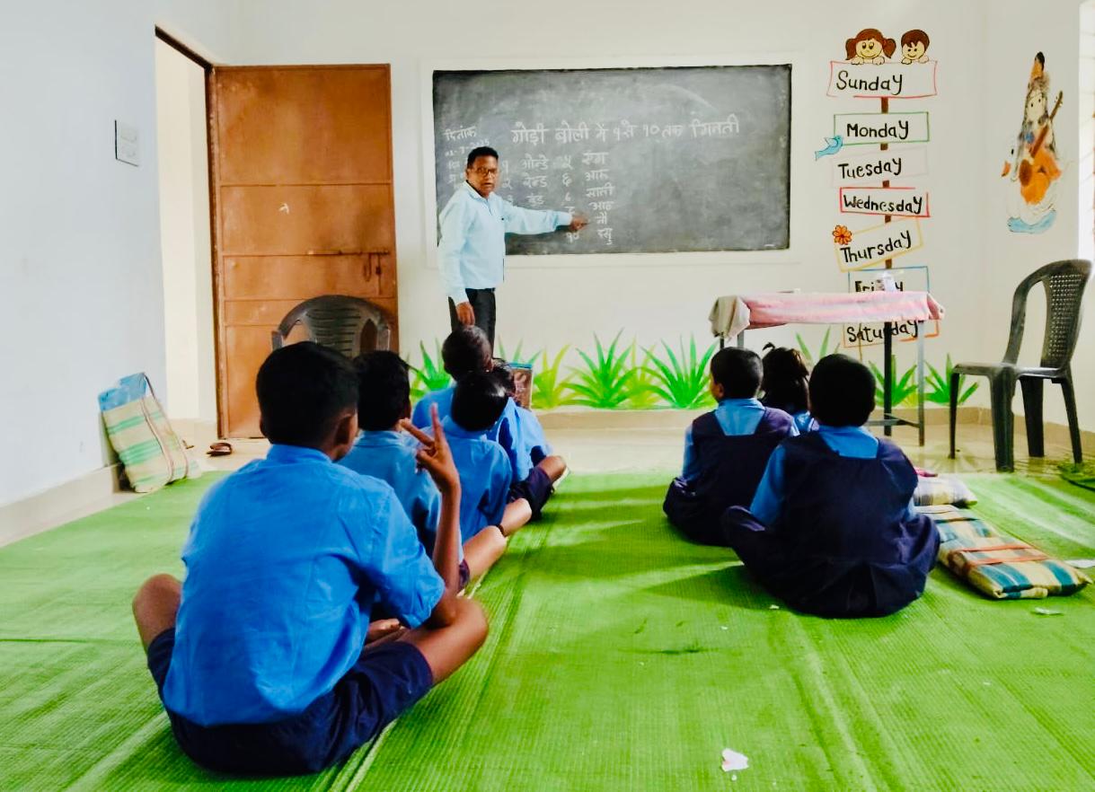 सुदूर वनांचल के स्कूल हुए गुलजार