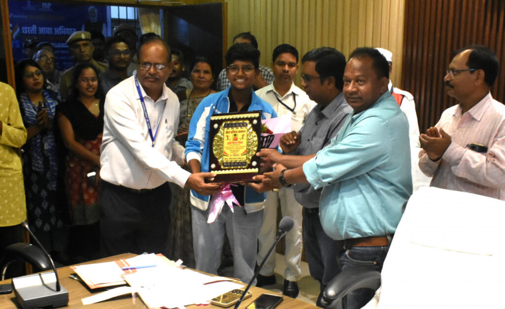 नेशनल फुटबॉल खिलाड़ी किरण पिस्दा का जिला प्रशासन बालोद ने किया सम्मानित