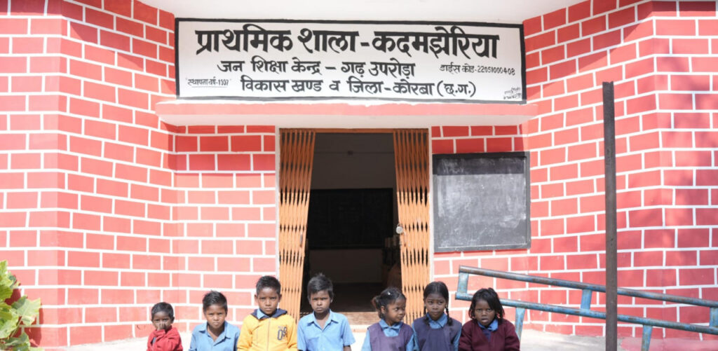 शिक्षक की व्यवस्था हो जाने से एकल शिक्षकीय विद्यालय कदमझेरिया के विद्यार्थियों का संवरेगा भाग्य