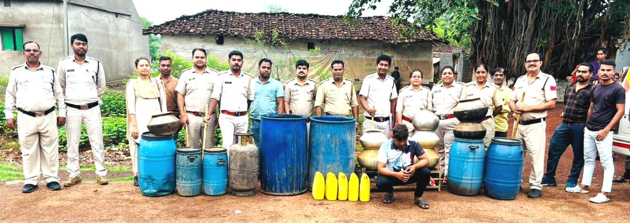 75 लीटर कच्ची शराब और 900 किलोग्राम गुड़ निर्मित पाश जब्त