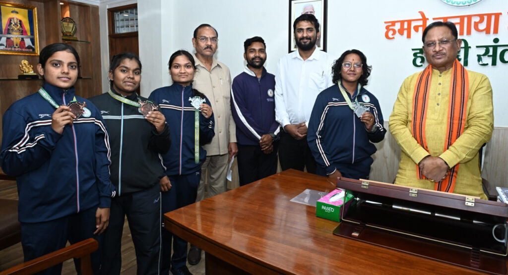 मुख्यमंत्री साय से किक बॉक्सिंग पदक विजेता खिलाड़ियों ने की सौजन्य मुलाकात