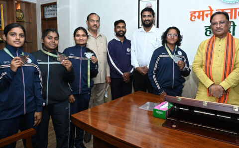 मुख्यमंत्री साय से किक बॉक्सिंग पदक विजेता खिलाड़ियों ने की सौजन्य मुलाकात