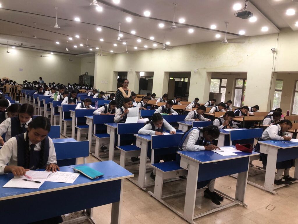 रायपुर में वीकली टेस्ट और मोबाइल ऐप के ज़रिए छात्रों का मूल्यांकन शुरू