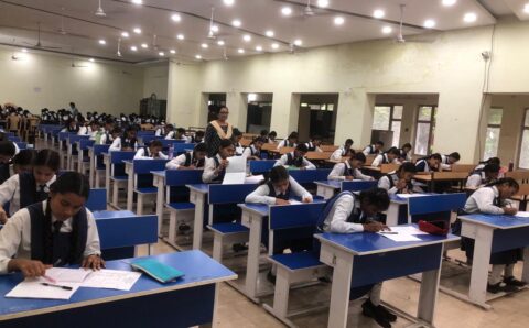 रायपुर में वीकली टेस्ट और मोबाइल ऐप के ज़रिए छात्रों का मूल्यांकन शुरू