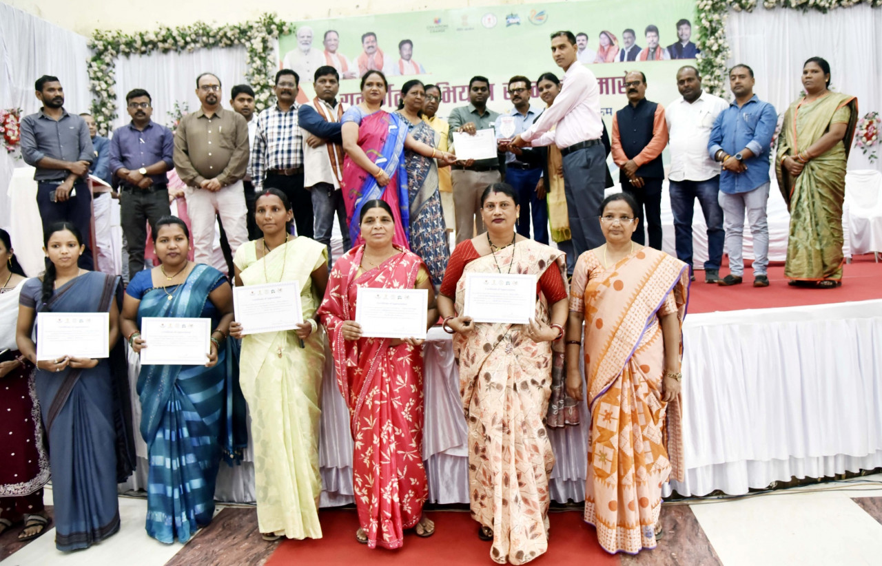 बस्तर को आकांक्षी जिला श्रेणी में मिला राज्य स्तरीय गोल्ड मेडल तोकापाल विकासखंड को मिला कांस्य पदक