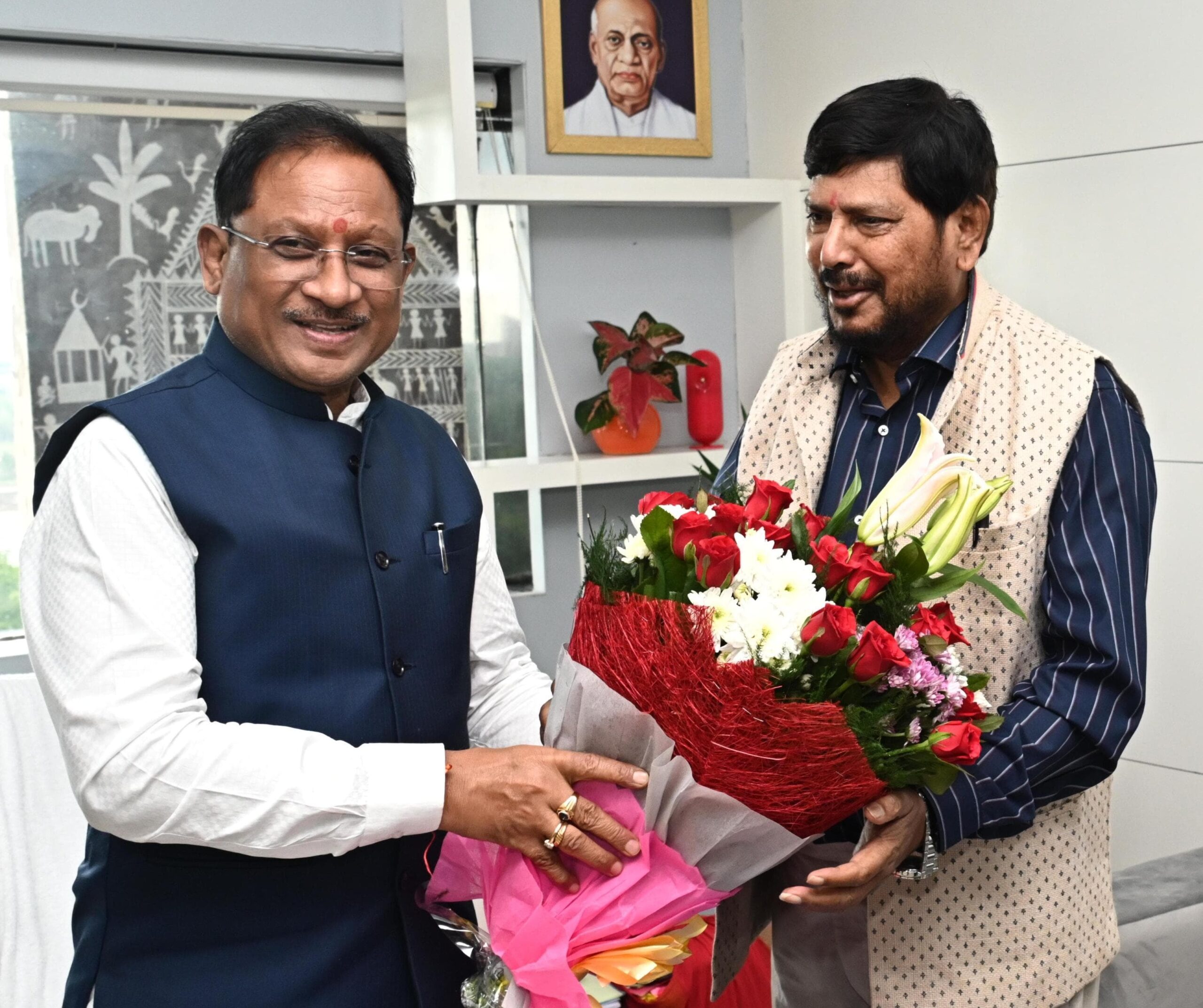 मुख्यमंत्री विष्णु देव साय से केंद्रीय राज्यमंत्री रामदास अठावले ने की मुलाकात, कहा-