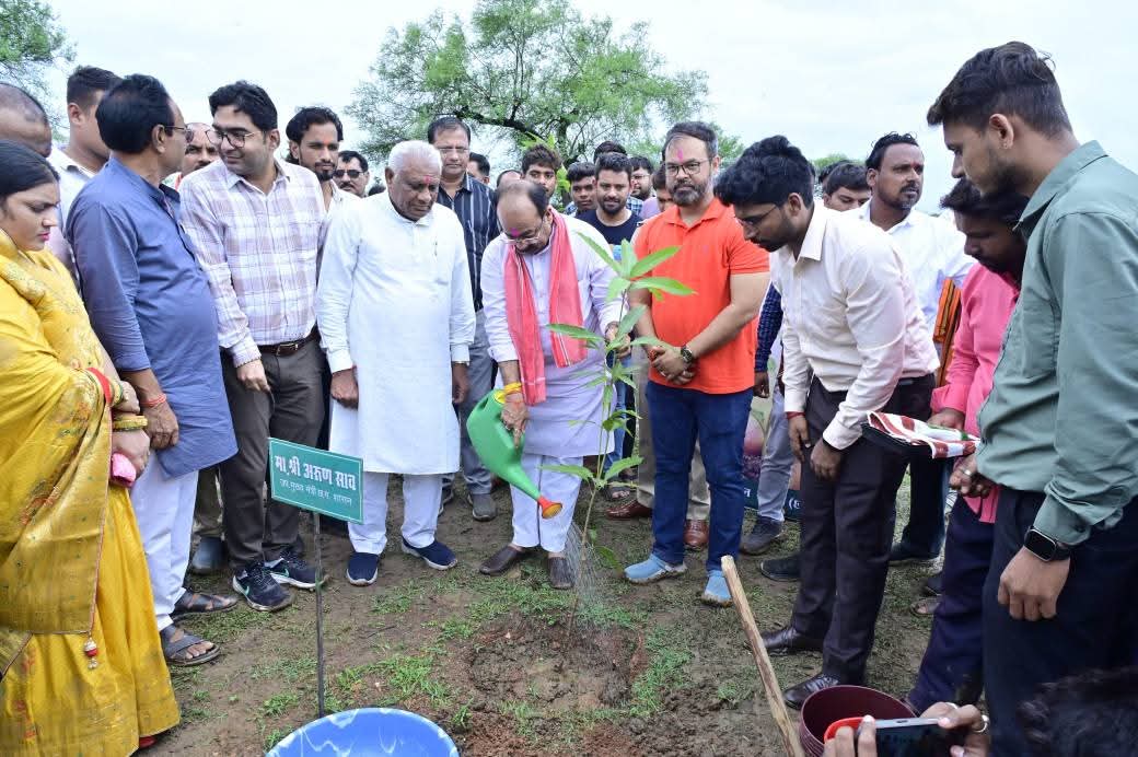 50 हजार आवास हितग्राहियों के परिसरों में लगाए गए एक लाख से अधिक पौधे, गोल्डन बुक ऑफ वर्ल्ड रिकॉर्ड्स में किया गया दर्ज