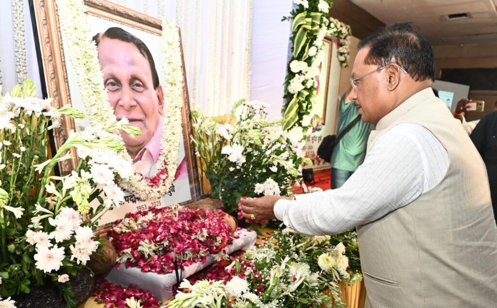 सीएम साय ने पद्मश्री डॉ. सुरेंद्र दुबे को अर्पित की श्रद्धांजलि, कहा- सभी को हँसाने वाला कवि हमें रुलाकर चला गया