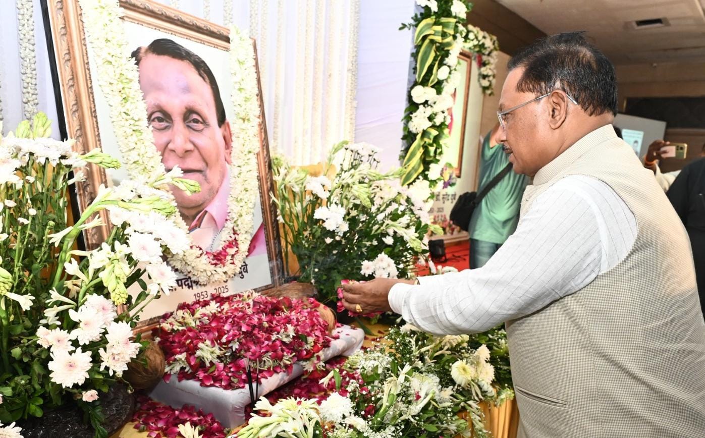 सीएम साय ने पद्मश्री डॉ. सुरेंद्र दुबे को अर्पित की श्रद्धांजलि, कहा- सभी को हँसाने वाला कवि हमें रुलाकर चला गया