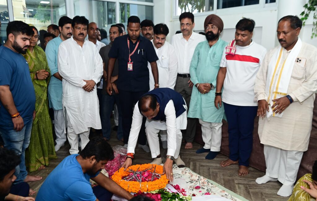 मुख्यमंत्री साय ने निखिल कश्यप को दी श्रद्धांजलि, शोक संतप्त परिजनों से की मुलाकात