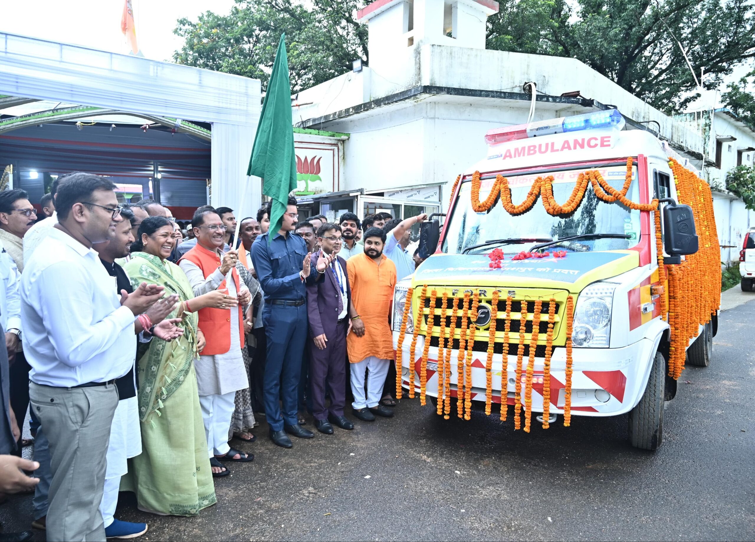 सीएसआर निधि से प्रदत्त एम्बुलेंस में उपलब्ध है बेसिक लाइफ सपोर्ट समेत आधुनिक सुविधाएँ