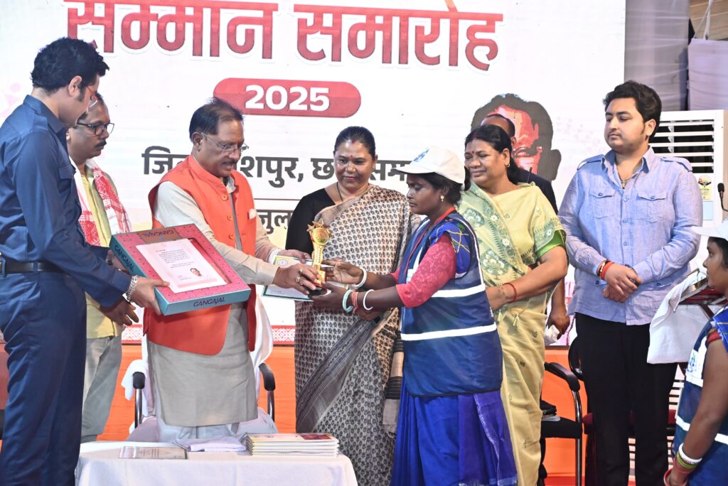 मुख्यमंत्री साय ने स्वच्छता दीदियों को किया सम्मानित, कहा – देश को स्वच्छ और स्वस्थ बनाने में निभा रही हैं अहम भूमिका