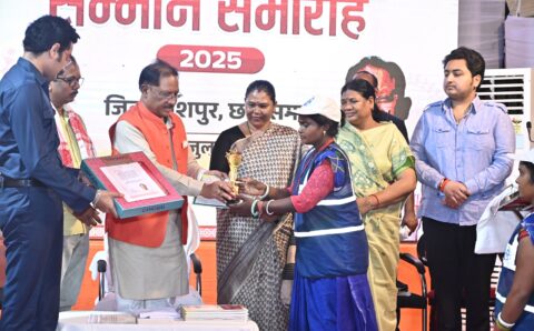 मुख्यमंत्री साय ने स्वच्छता दीदियों को किया सम्मानित, कहा – देश को स्वच्छ और स्वस्थ बनाने में निभा रही हैं अहम भूमिका