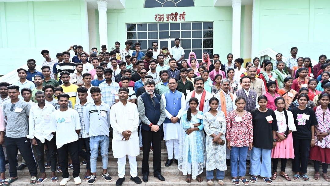 बीजापुर जिले के युवाओं से सीएम साय ने की मुलाकात, कहा-बस्तर का हर गांव बनेगा आपका अच्छा गांव