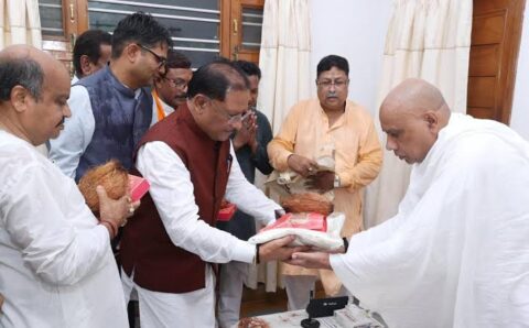 गुरु पूर्णिमा के पावन अवसर पर मुख्यमंत्री साय रायगढ़ पहुंचे। इस दौरान उन्होंने गुरुजनों के दर्शन कर आशीर्वाद प्राप्त किया और गुरुतत्त्व के महत्व को नमन किया।