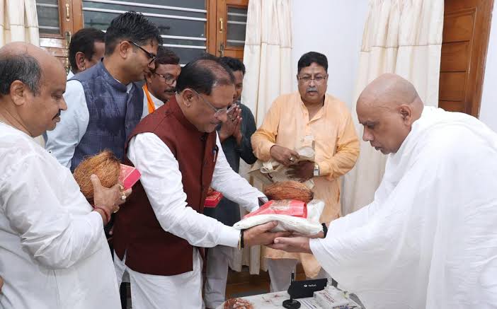 गुरु पूर्णिमा के पावन अवसर पर मुख्यमंत्री साय रायगढ़ पहुंचे। इस दौरान उन्होंने गुरुजनों के दर्शन कर आशीर्वाद प्राप्त किया और गुरुतत्त्व के महत्व को नमन किया।