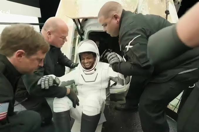 राज्यपाल डेका ने अंतरिक्ष से लौटने पर शुक्ला को दी बधाई