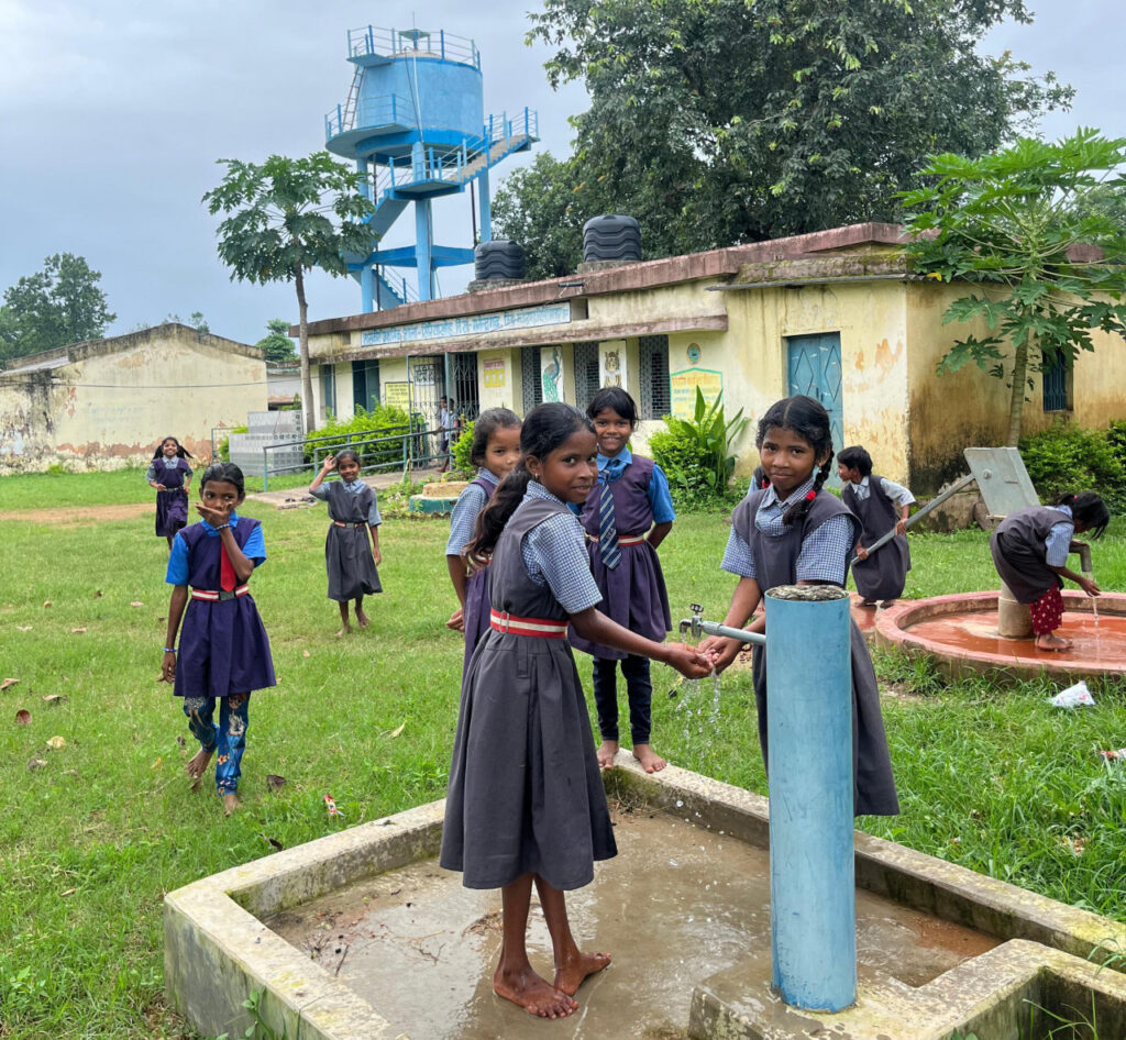 ग्राम सिरियाखोह के शालाओं और आँगनबाड़ी केन्द्र में एफएचटीसी कनेक्शन से शुरू हुई स्वच्छ जल की आपूर्ति