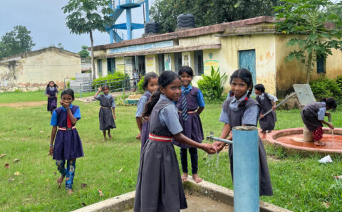 ग्राम सिरियाखोह के शालाओं और आँगनबाड़ी केन्द्र में एफएचटीसी कनेक्शन से शुरू हुई स्वच्छ जल की आपूर्ति
