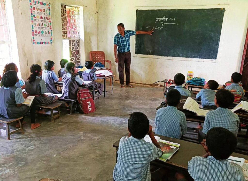 बगडीहपारा जैसी सुदूर वनांचल बस्तियों में भी पहुँच रही गुणवत्तापूर्ण और नियमित शिक्षा
