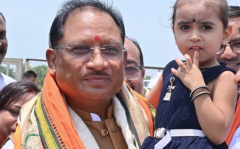 नन्ही सृष्टि को गोद में उठाकर मुख्यमंत्री साय ने रच दिया अपनत्व और स्नेह का अविस्मरणीय पल