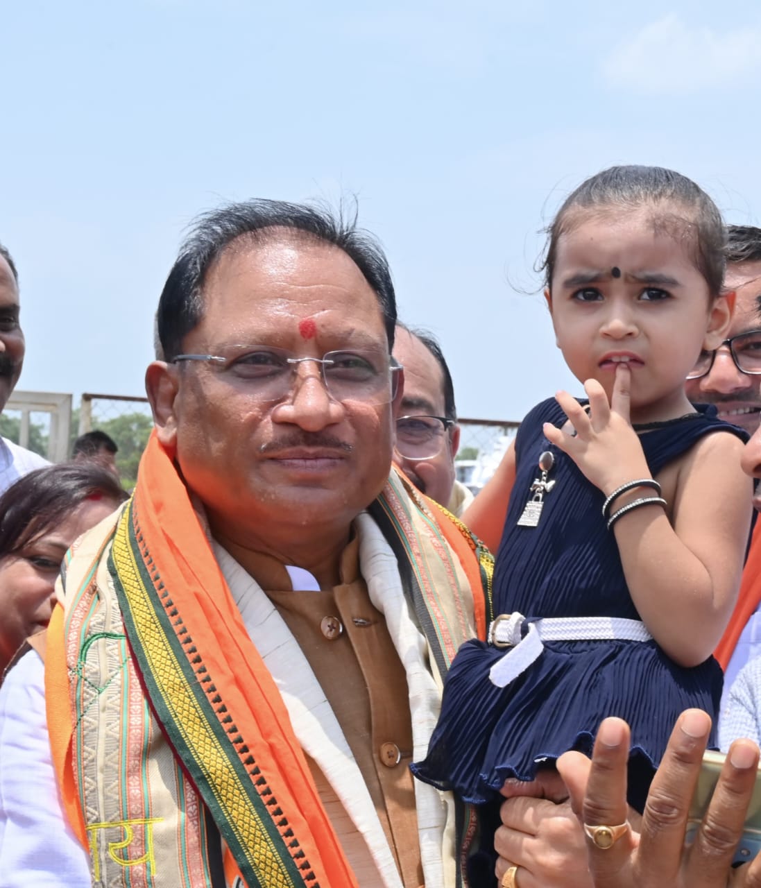 नन्ही सृष्टि को गोद में उठाकर मुख्यमंत्री साय ने रच दिया अपनत्व और स्नेह का अविस्मरणीय पल