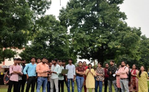 अब कृषि के विद्यार्थि सीखा रहे खेती में ड्रोन का उपयोग…