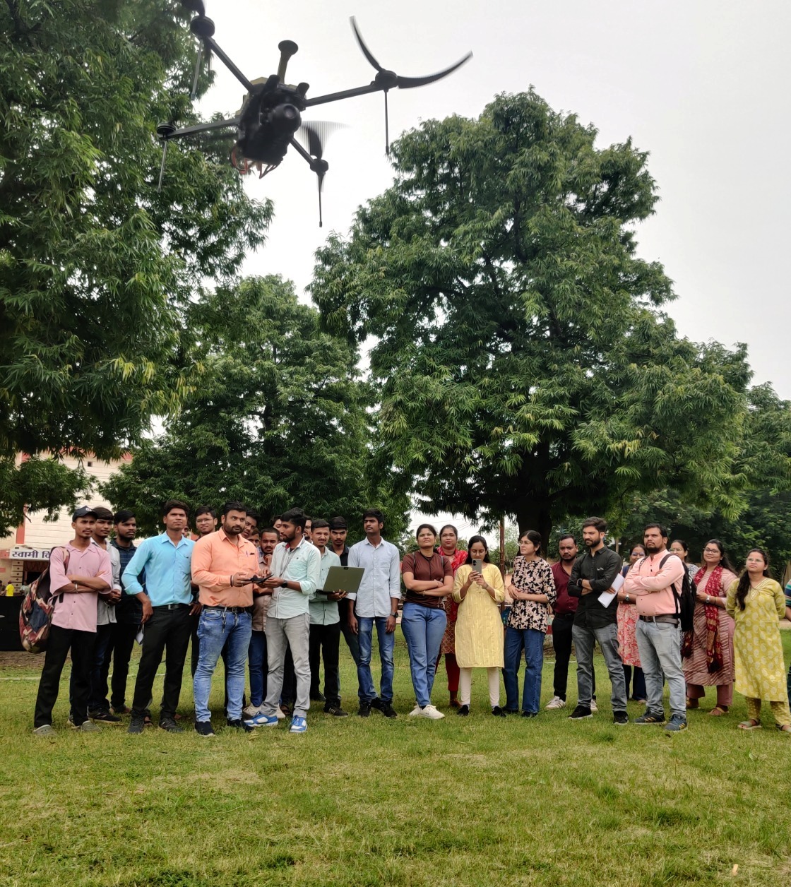 अब कृषि के विद्यार्थि सीखा रहे खेती में ड्रोन का उपयोग…