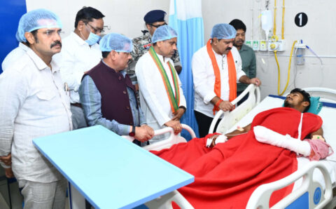 उपमुख्यमंत्री ने मेडिकल कॉलेज हॉस्पिटल पहुंच आईडी ब्लास्ट में घायल ग्रामीण और जवान से भेंटकर पूछा स्वास्थ्य का हाल