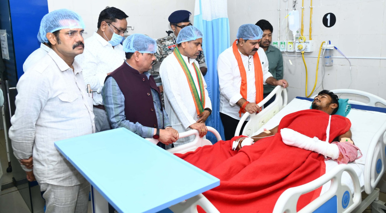 उपमुख्यमंत्री ने मेडिकल कॉलेज हॉस्पिटल पहुंच आईडी ब्लास्ट में घायल ग्रामीण और जवान से भेंटकर पूछा स्वास्थ्य का हाल