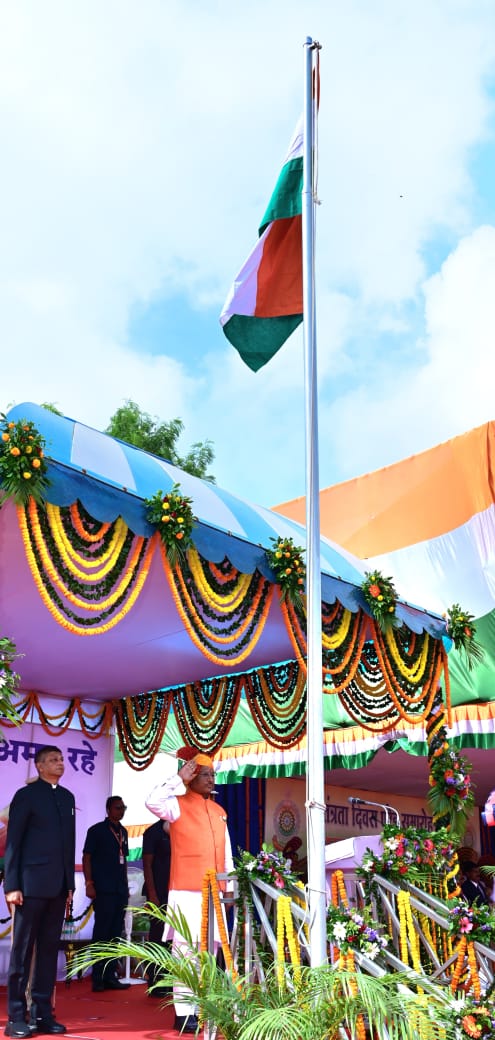 स्वतंत्रता दिवस समारोह: मुख्यमंत्री साय ने पुलिस परेड ग्राउंड पर किया ध्वजारोहण, परेड की ली सलामी