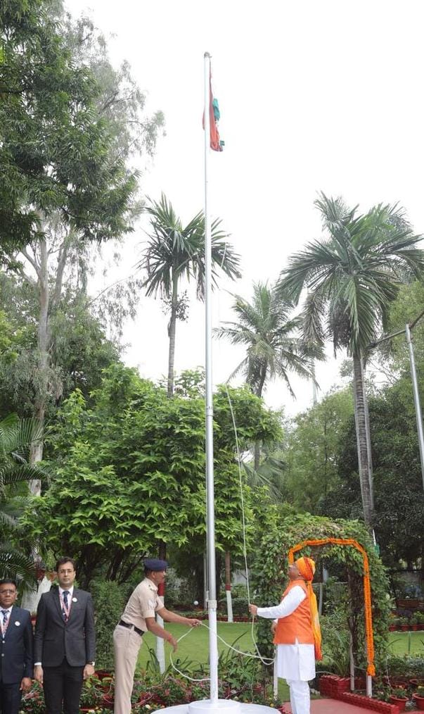 मुख्यमंत्री साय ने स्वतंत्रता दिवस के अवसर पर मुख्यमंत्री निवास में किया ध्वजारोहण