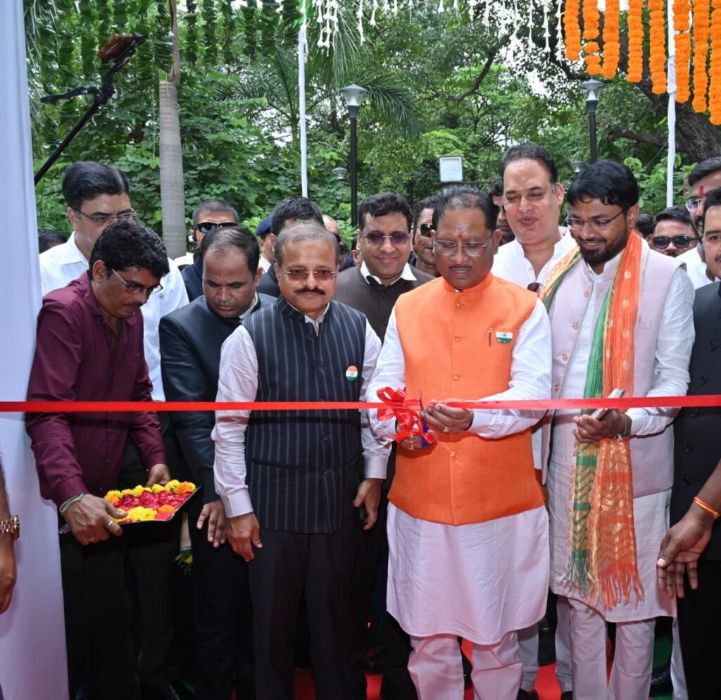 मुख्यमंत्री ने स्वतंत्रता दिवस पर टाउन हॉल में छायाचित्र प्रदर्शनी का किया शुभारंभ