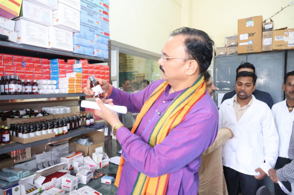 आकस्मिक निरीक्षण, स्वास्थ्य मंत्री जायसवाल का प्राथमिक स्वास्थ्य केन्द्र जेवरा मे