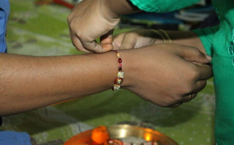 युवाओं को राखी बांधकर नशा मुक्ति का संकल्प दिलाया गया