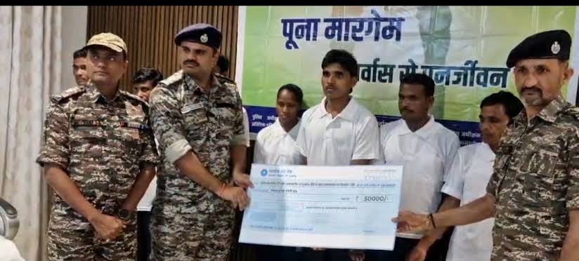 छत्तीसगढ़ में नक्सल उन्मूलन की दिशा में बड़ी सफलता, ₹24 लाख के इनामी सहित 9 माओवादियों ने किया आत्मसमर्पण