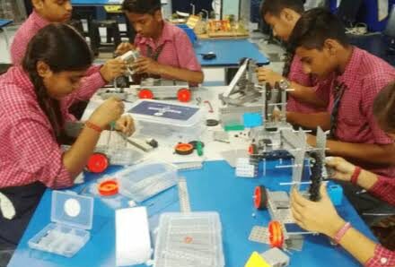 जिले के 700 से अधिक छात्रों ने एक घंटे में टिंकरिंग का बनाया रिकॉर्ड