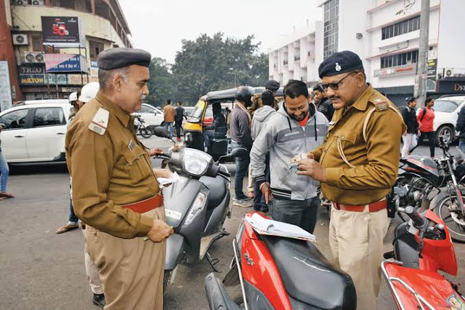 विद्यार्थियों से यातायात नियमों का पालन कराने कलेक्टर ने प्राचार्यों को जारी किया परिपत्र