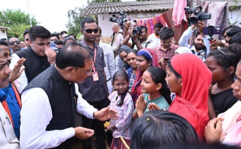 बाढ़ प्रभावितों का हाल जानने उनके बीच पहुँचे साय