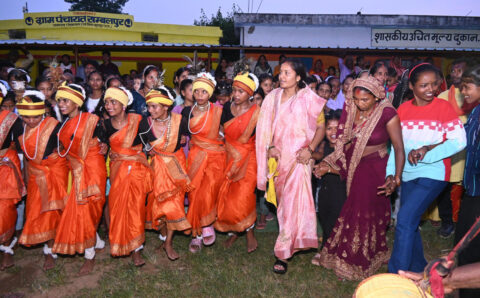 महिला एवं बाल विकास मंत्री राजवाड़े संबलपुर में करमा तिहार उत्सव में शामिल हुईं